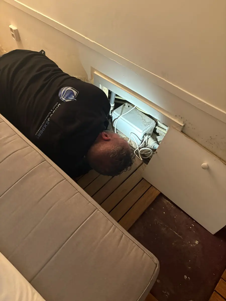 Droogexpert inspecteert een verborgen installatie bij lekdetectie in Amsterdam