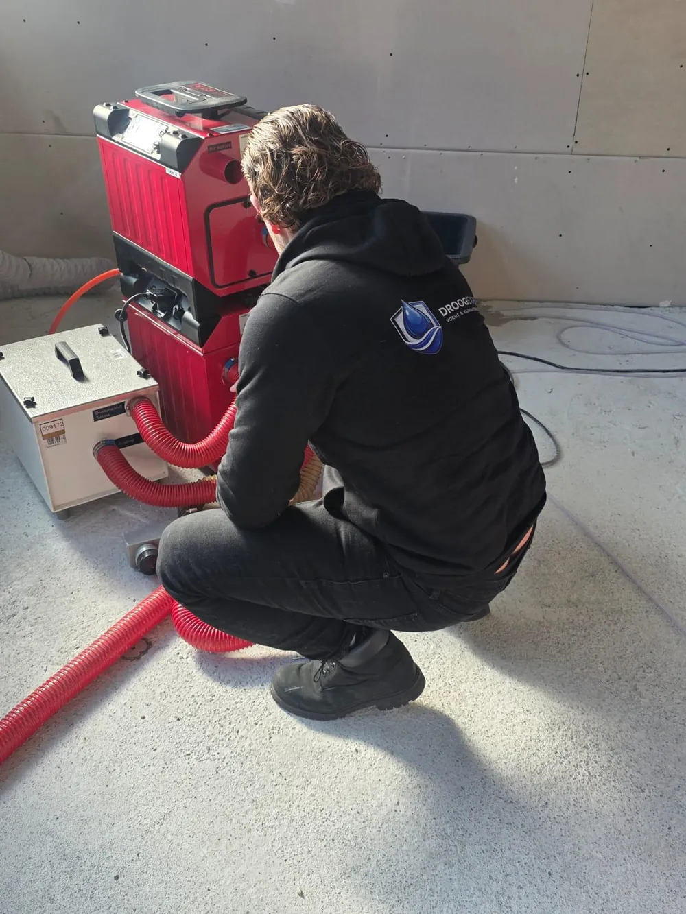 Een specialist sluit de droogopstelling aan