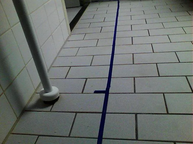 Tegelvloer met gemarkeerde lijn