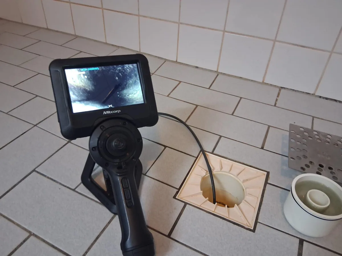 Cameraonderzoek via een opening in de tegelvloer