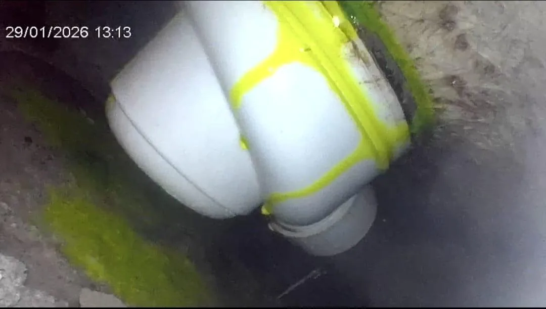 Camerabeeld van een leidingverbinding met gele kleurstof