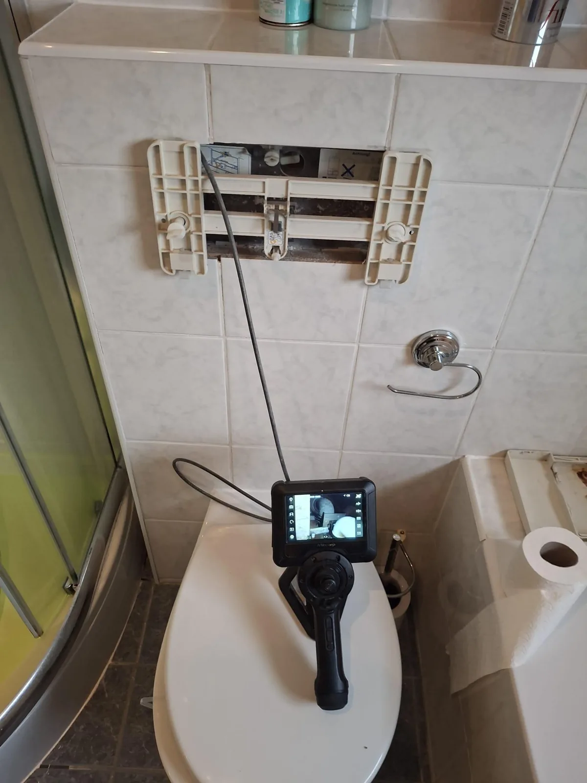 Inspectiecamera bij een geopend toiletreservoir