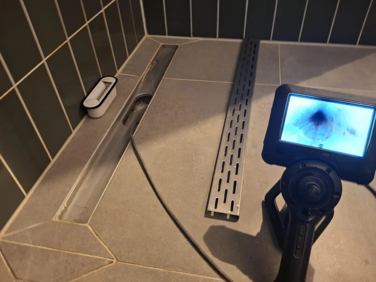 Inspectiecamera bij een douchegoot