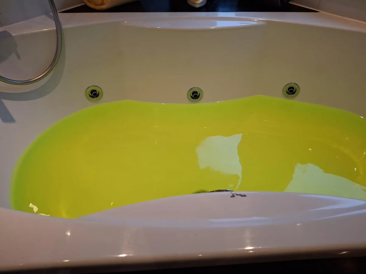 Bad gevuld met geel gekleurd water