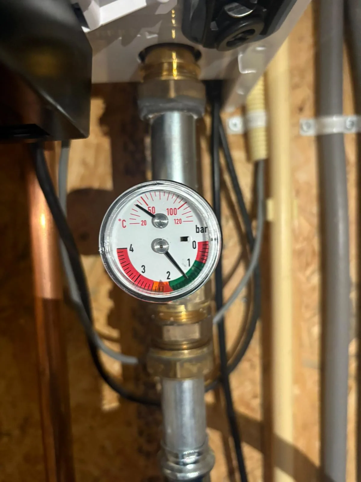 Drukmeter aangesloten op leidingwerk