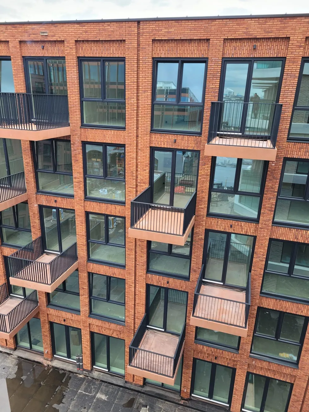 Gevel van een gebouw met balkons