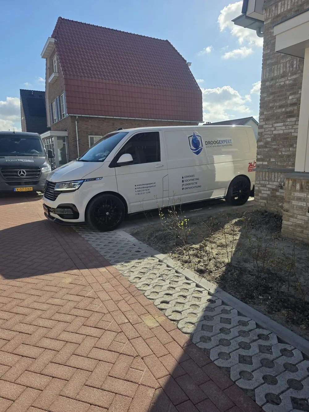 Bedrijfswagen bij een bouwproject