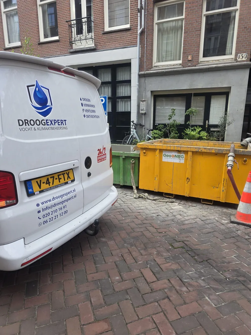 Servicewagen bij een woning in de stad