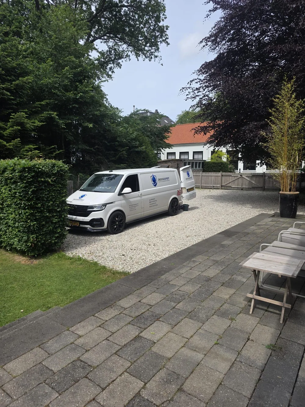 Bedrijfswagen op een oprit