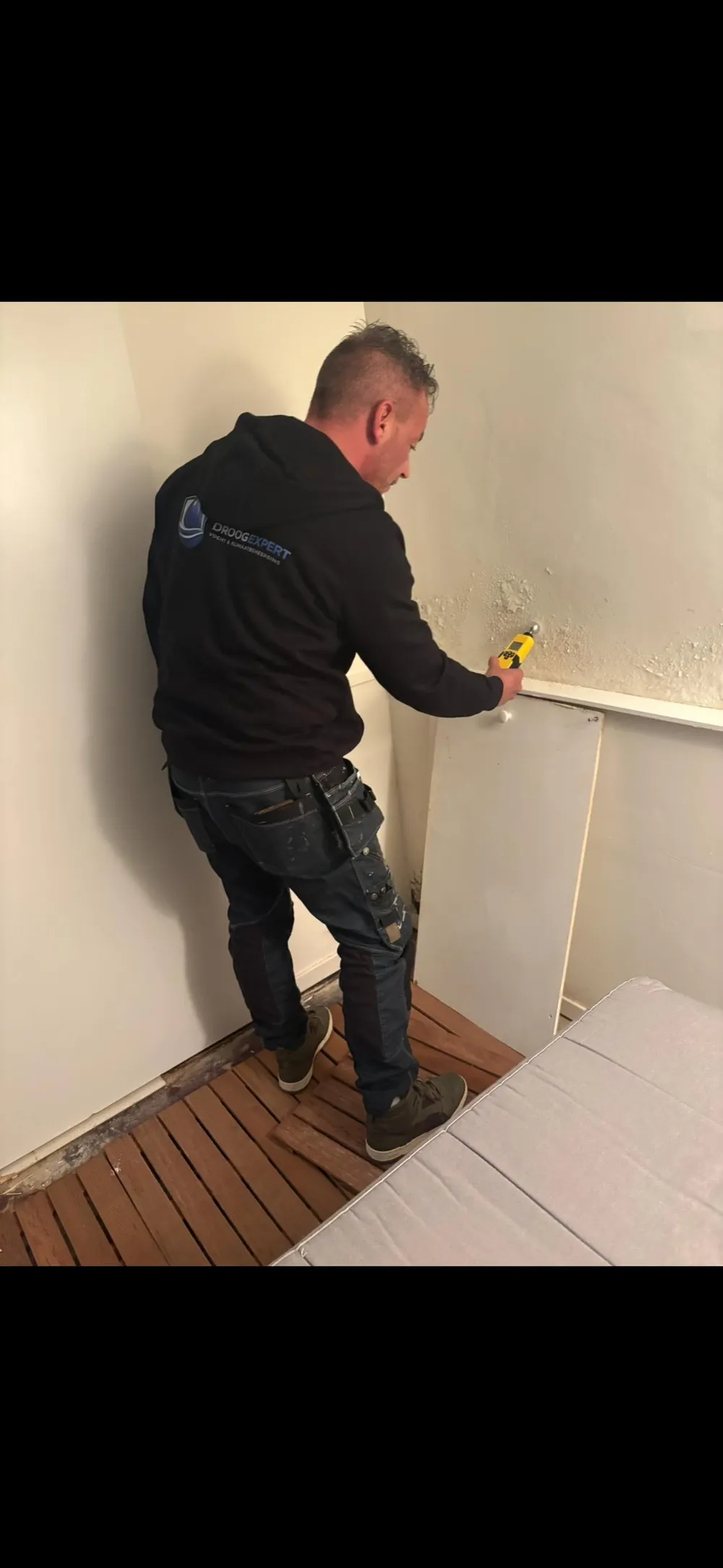 Een specialist meet de wand