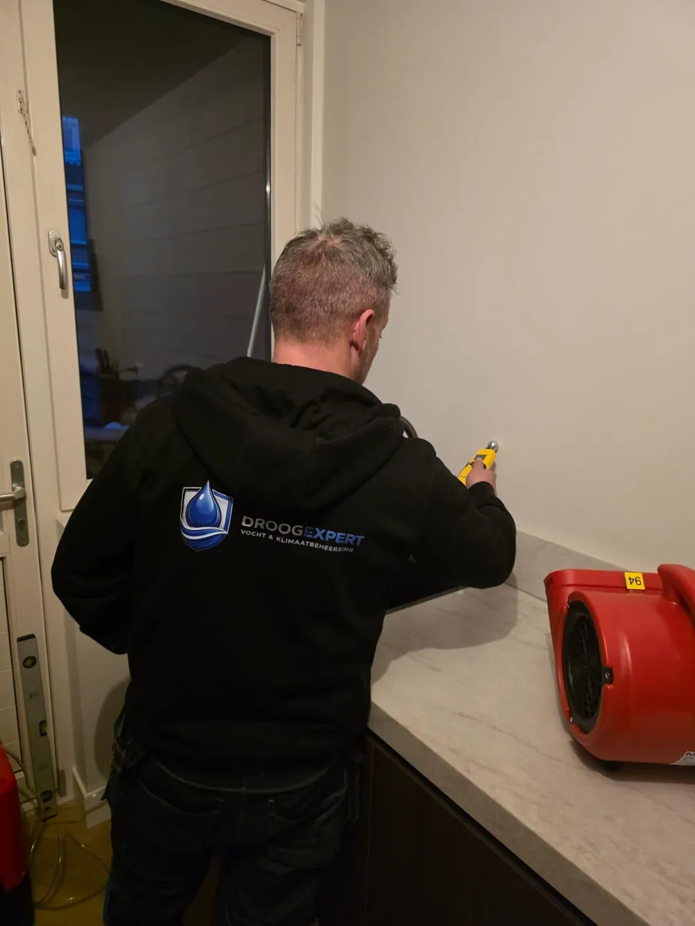 Onderzoek aan de keukenwand