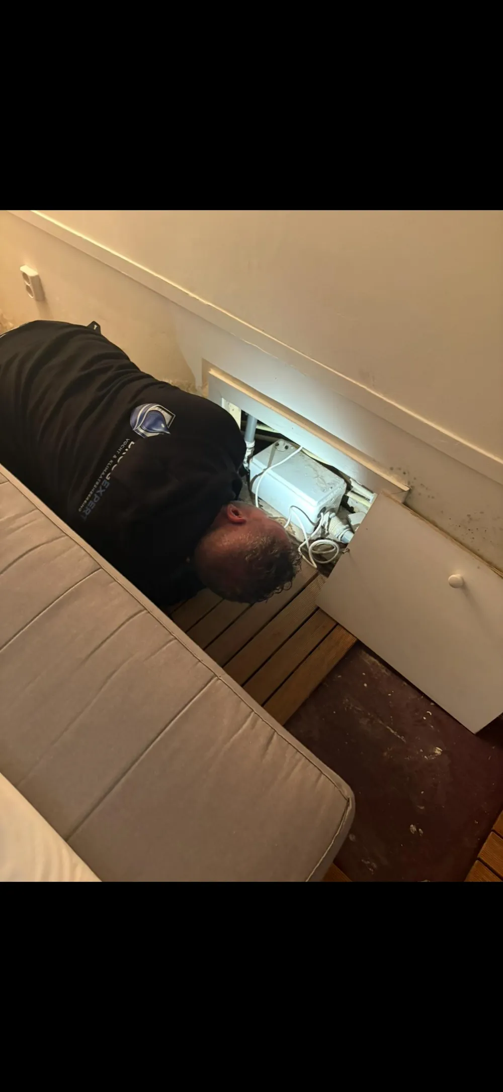 Medewerker bij een geopend wandluik