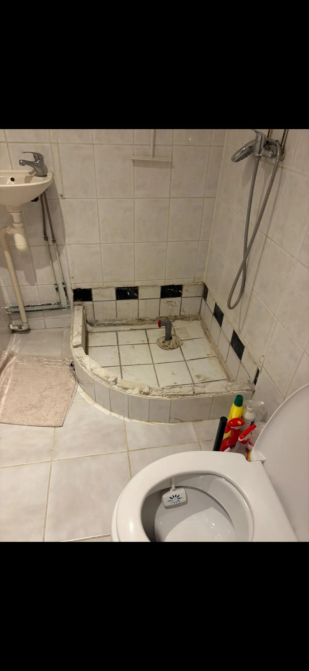Geopende wand in een toiletruimte