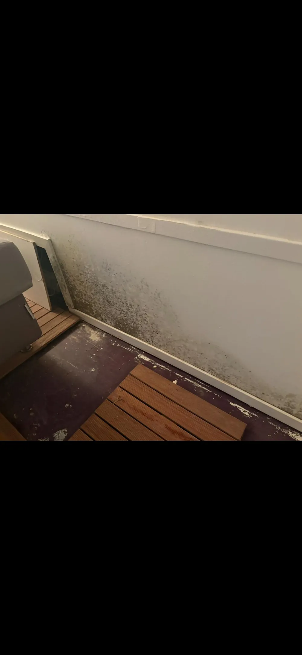 Verkleuring en loslatende afwerking onder een radiator