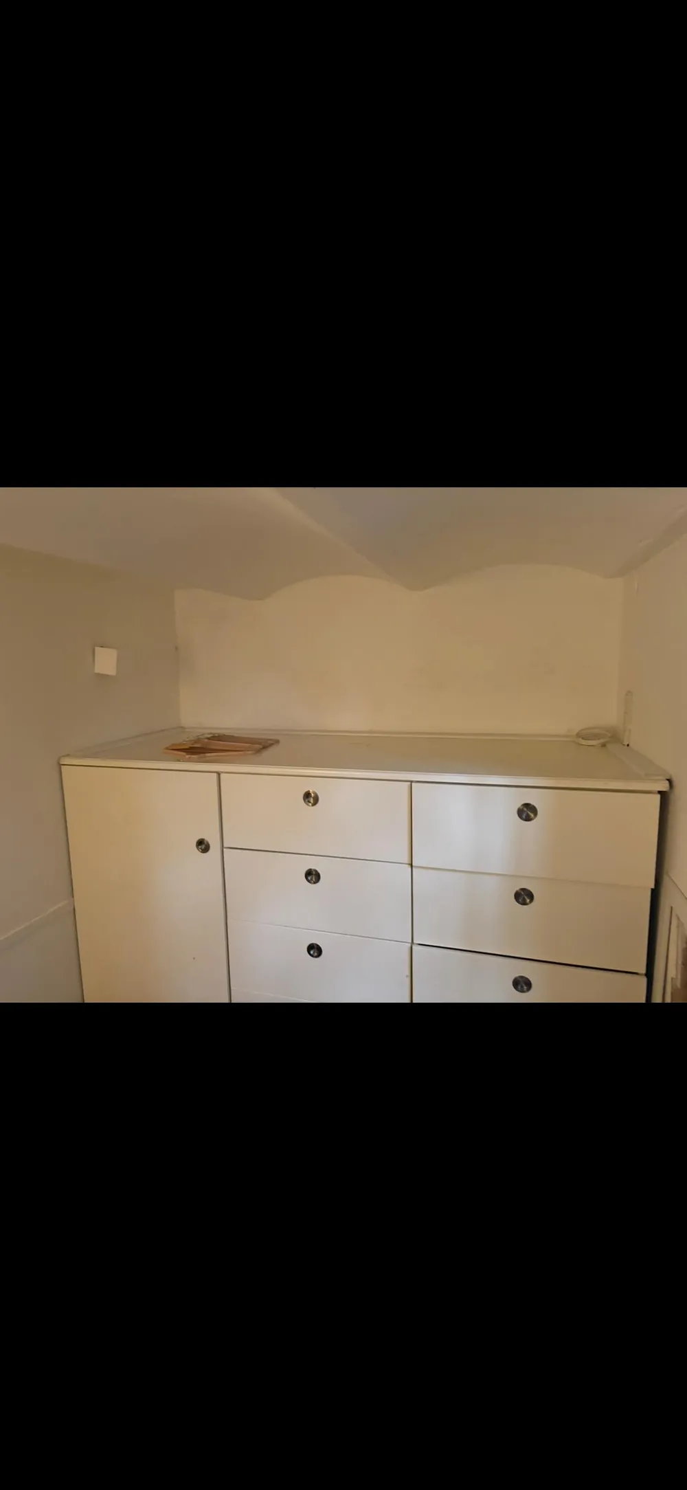 Plafond en wand met verwijderde afwerking boven keukenkasten